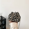 Borsa a tracolla estiva in similpelle leopardata per donna, con catena e manico intrecciato, stile moda Valstrend.