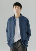Camicia da uomo in denim a maniche lunghe, stile casual e tinta unita, marca Valstrend, indossata in un look da lavoro.