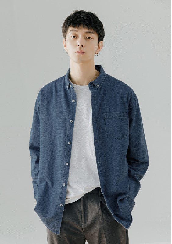 Camicia da uomo in denim a maniche lunghe, stile casual e tinta unita, marca Valstrend, indossata in un look da lavoro.