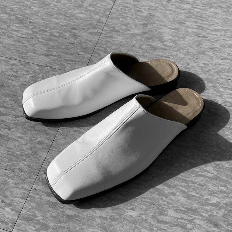 Ciabatte da uomo Valstrend con punta quadrata e suola comoda, ideali per usare all'aperto e offrire comfort durante il cammino.