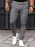 Pantaloni casual uomo Valstrend Shop, pantaloni larghi e dritti in tessuto morbido, visualizzati in primo piano.