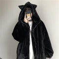 Cappotto femminile in cotone con pelliccia spessa e morbida, stile caldo e elegante, marchio Valstrend shop, vista frontale.