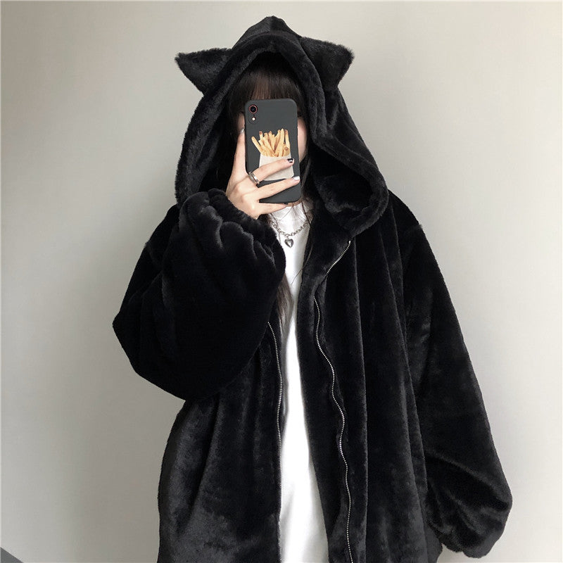 Cappotto femminile in cotone con pelliccia spessa e morbida, stile caldo e elegante, marchio Valstrend shop, vista frontale.