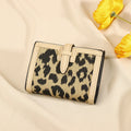 Portafoglio donna Valstrend con stampa leopardata, compatto, con slot per carte, chiusura a tre ante e grande capacità.