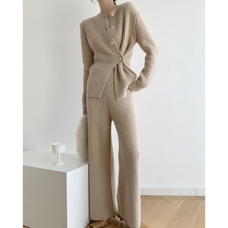 Maglione a due pezzi con collo a doppiopetto e maglia irregolare, marca Valstrend, dettagli visibili in primo piano.