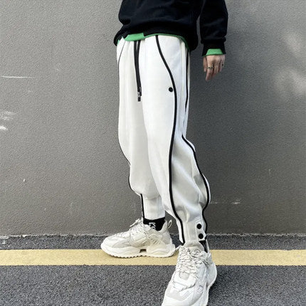Pantaloni slim fit da uomo Valstrend con vita a banda, taglio alla caviglia e dettagli eleganti in tessuto nero.