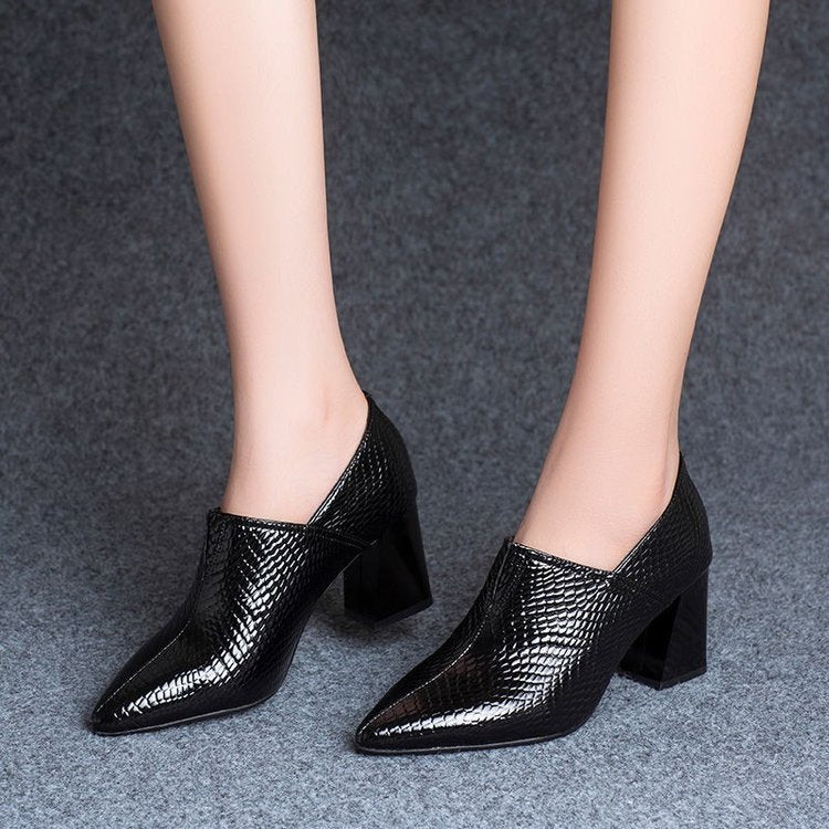 Scarpa con punta affusolata, zeppa spessa, stile casual e alla moda, disponibile in taglia grande, marca Valstrend.