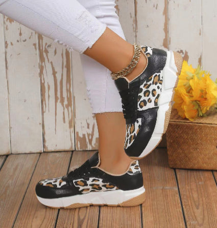 Sneaker casual donna Valstrend con stampa leopardo, lacci colorati e design comodo, adatta a look casual e alla moda.