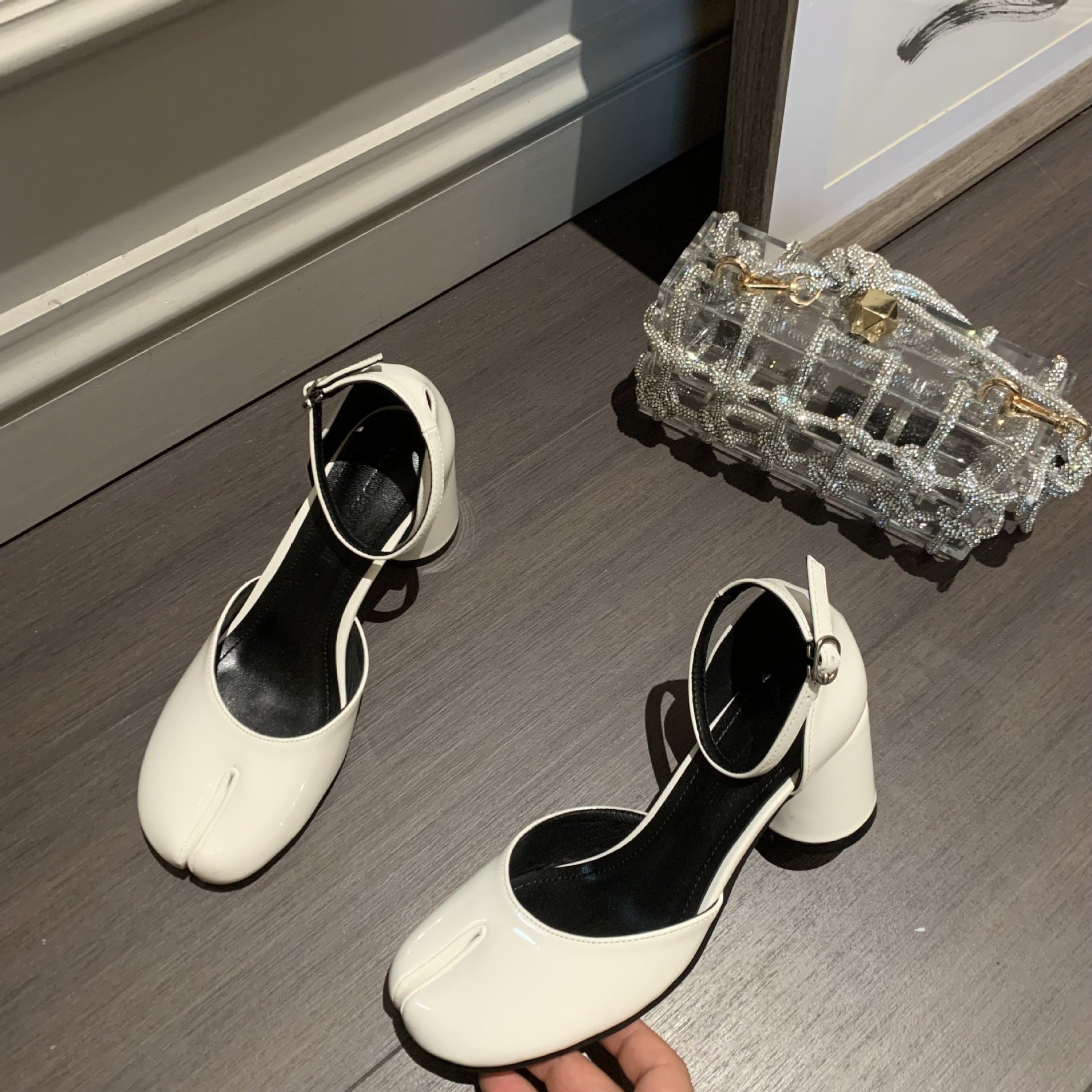 Scarpe donna stile patent leather con tacco chunky, split design, marca Valstrend, visibile in primo piano.