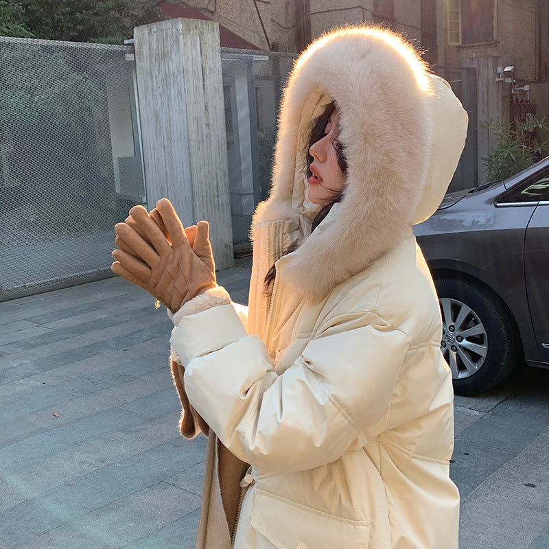 Giaccone in piumino bianco, lungo medio, spessore medio, marca Valstrend, ideale per l'inverno, con cappuccio e tasche frontali.