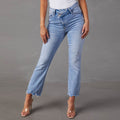 Jeans donna Valstrend Fashion Wash, stile casual con lavaggio chiaro, tessuto denim resistente e vestibilità moderna.