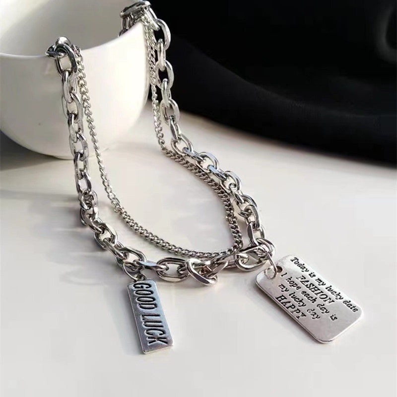 Collana doppio strato in acciaio al titanio Valstrend per donna, dettaglio elegante con due livelli lucidi e robusti.