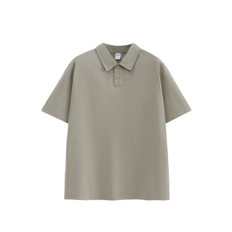 Maglietta polo Valstrend in tessuto tecnologico cinque-in-uno, con collo rilassato e design versatile, su sfondo neutro.