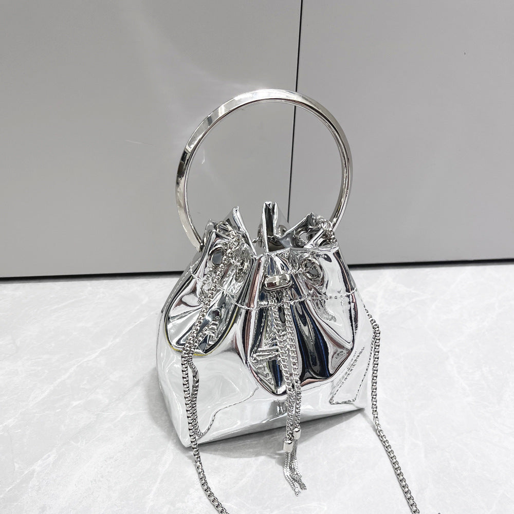 Borsa a tracolla da donna Valstrend in metallo con catena, stile messenger, con dettagli lucidi e elegante.