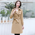 Cappotto trench donna a metà lunghezza, doppiopetto, aderente e elegante, in tessuto di alta qualità, marca Valstrend.