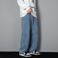 Pantaloni da uomo slim fit in denim stile Hong Kong, linea dritta, marchio Valstrend, con tasche frontali e vita in evidenza.