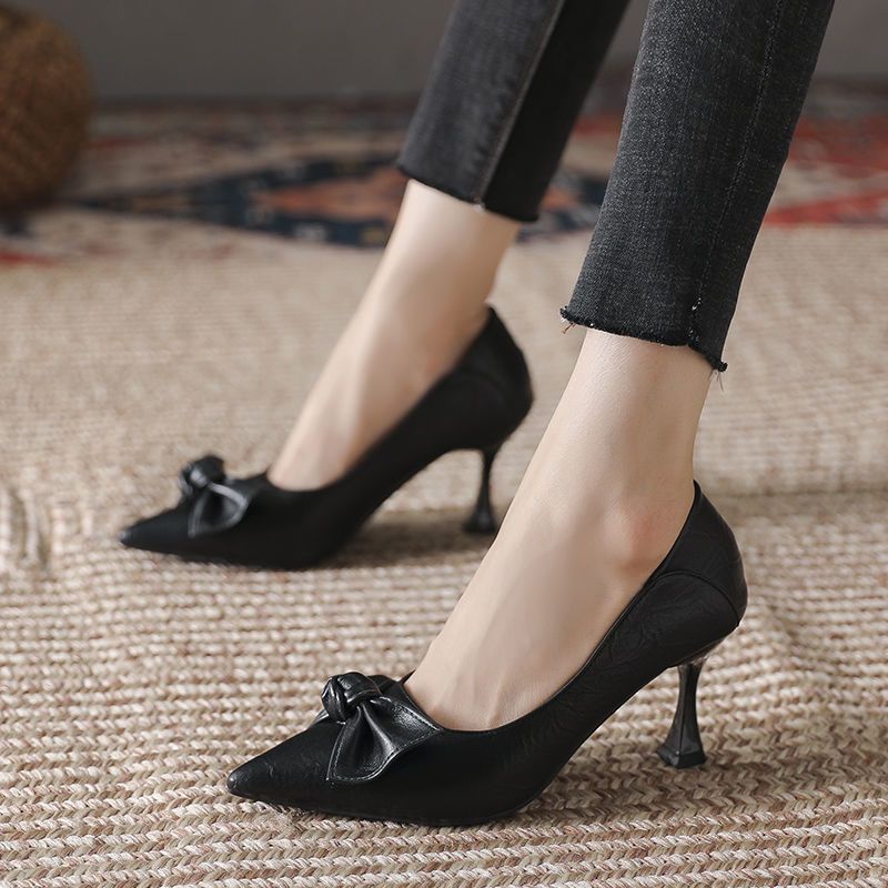 Scarpe eleganti Valstrend in pelle nera con punta affusolata, morbida e di alta qualità, ideale per un look raffinato e sofisticato.