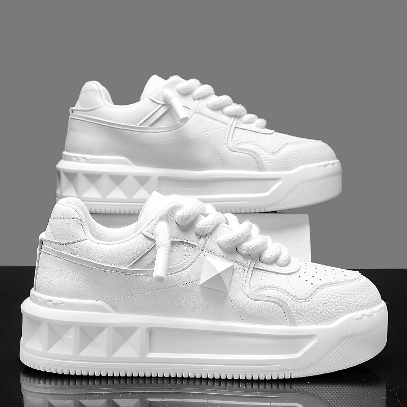 Scarpe sportive bianche da uomo con suola spessa e aumento di altezza, marca Valstrend, vista da lato.