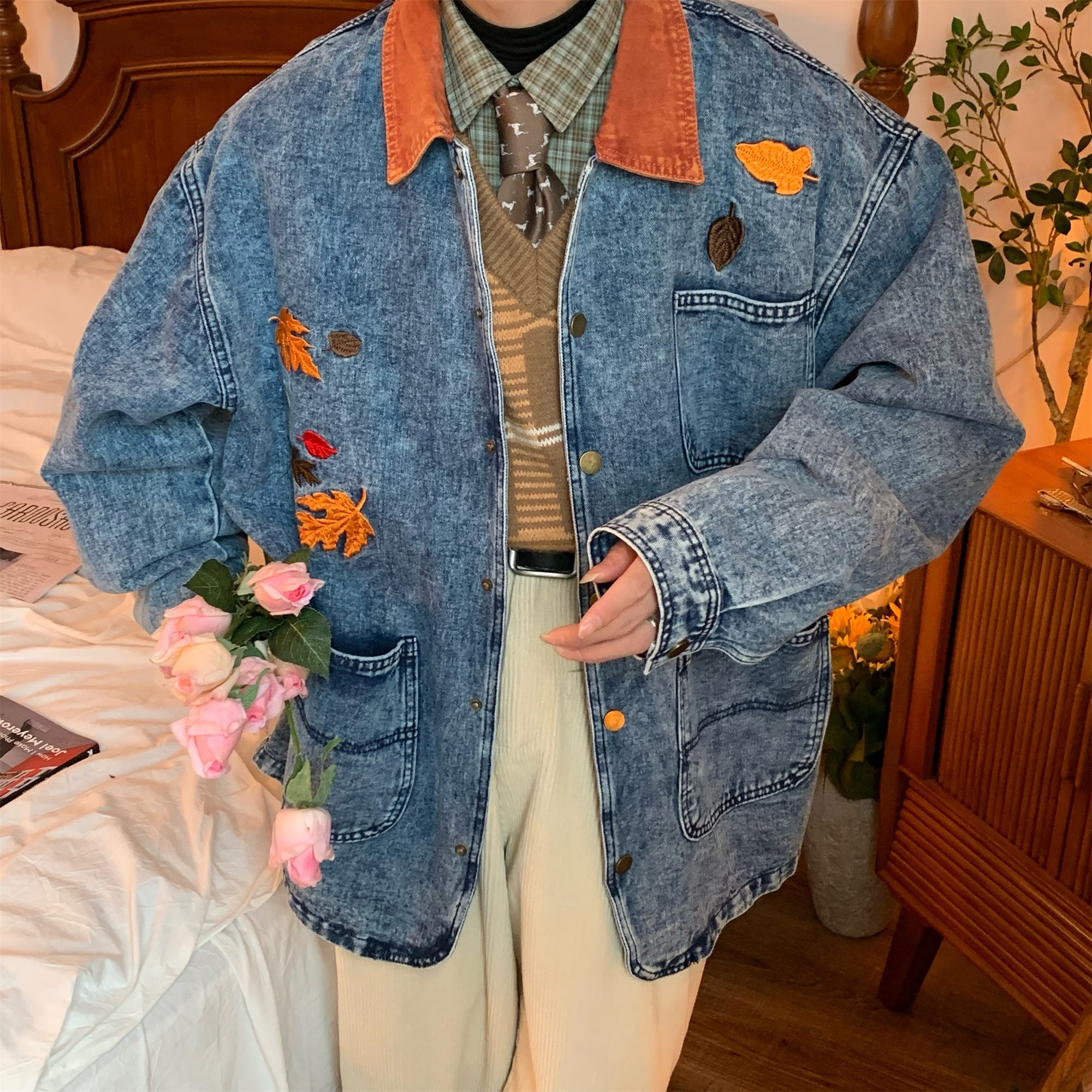 Cappotto vintage in denim con ricami di foglie d'acero, stile cowboy, lunghezza media, marca Valstrend shop.