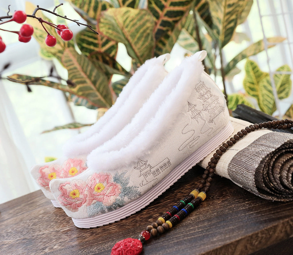 Scarpe da donna antiche in cotone ricamato di Valstrend shop, con dettagli artigianali e design vintage.