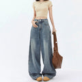 Jeans donna a vita alta, a zampa larga, modello baggy e dritto, marca Valstrend, mostrati su un manichino.