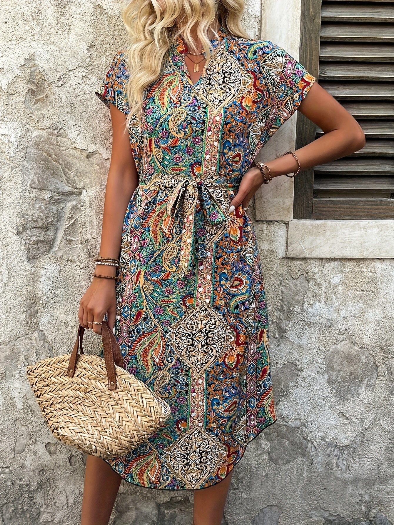 Abito midi elegante floreale Valstrend con scollo a V, maniche corte, cintura e orlo asimmetrico, in poliestere lavabile.
