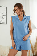 Completo donna Valstrend con giacca imbottita a colletto rovesciato e pantaloncini casual, stile elegante e confortevole.