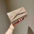 Borsa clutch envelope dorata Valstrend shop, elegante con finiture lucide e dettagli raffinati, ideale per occasioni speciali