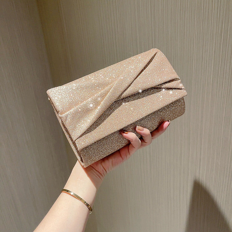 Borsa clutch envelope dorata Valstrend shop, elegante con finiture lucide e dettagli raffinati, ideale per occasioni speciali
