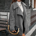 Giacca casual oversize in pile spesso con zip e pelo, stile valstrend shop, ideale per inverno e look comodo.