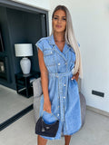 Vestito in denim senza maniche di Valstrend, con colletto casual, apertura sul petto e cintura in vita, stile lace-up.