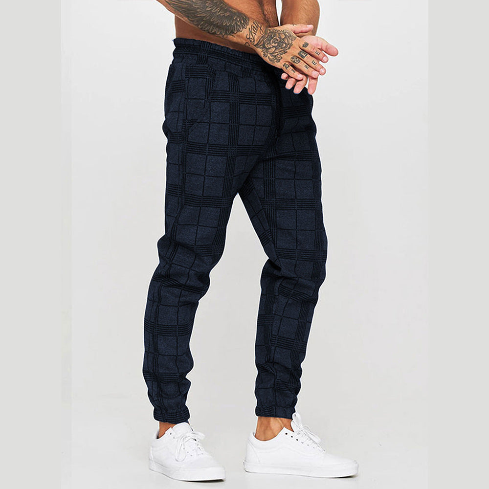 Pantaloni casual stampati Valstrend, modello tapered, in tessuto morbido, indossati da una persona in un contesto urbano.