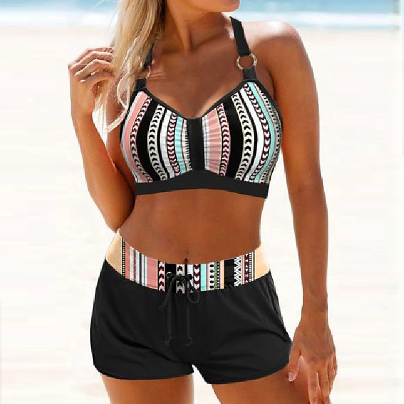 Costume intero da donna Valstrend, due pezzi moda primavera, con fasce colorate e dettagli alla moda, indossato su una modella.