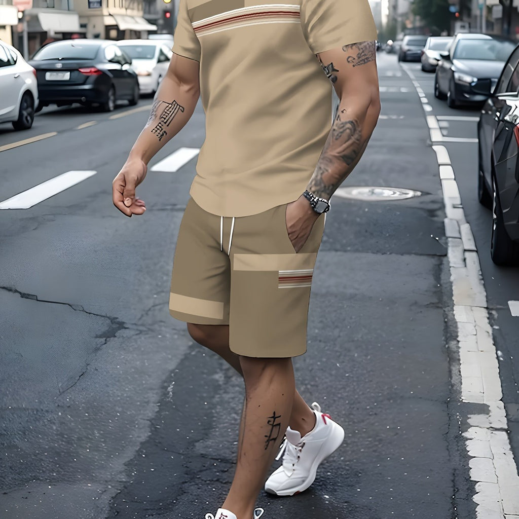 Completo da uomo Valstrend: T-shirt a maniche corte e pantaloncini con coulisse e tasche in design color block estivo.