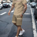 Completo da uomo Valstrend: T-shirt a maniche corte e pantaloncini con coulisse e tasche in design color block estivo.