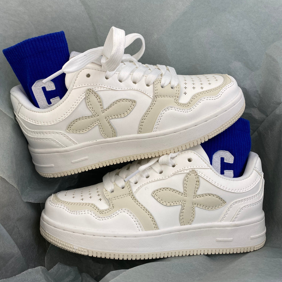 Scarpe sportive rétro autunnali Valstrend per studenti, design nico e stile retrò, su sfondo neutro.