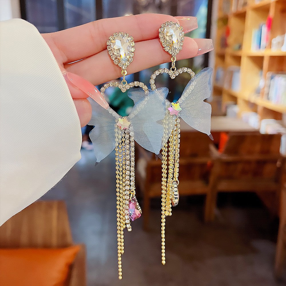 Orecchini in argento sterling con perle di lusso, design elegante e raffinato, ideali per un look sofisticato e femminile.