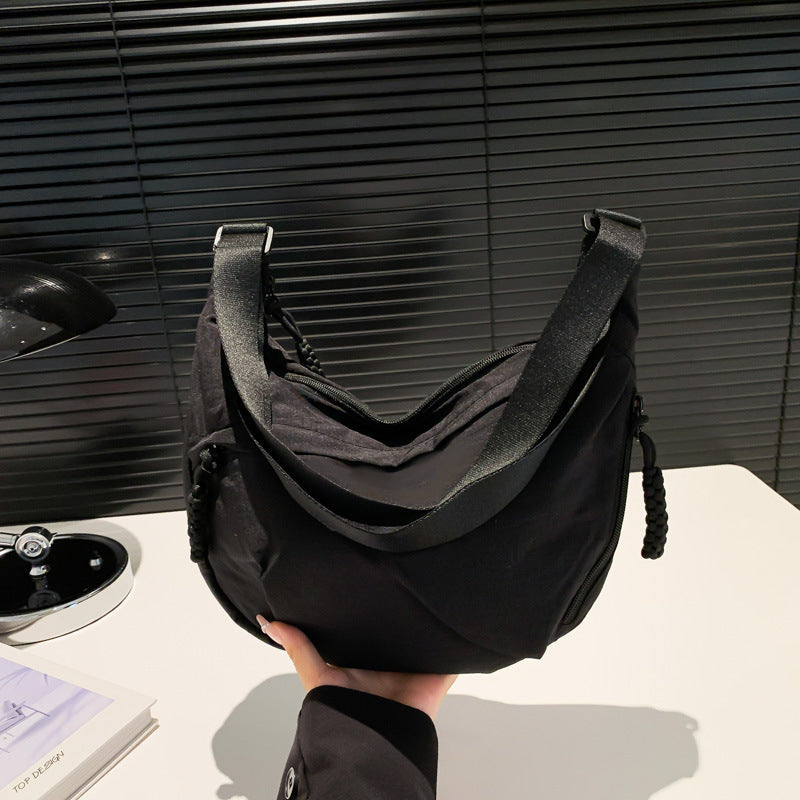 Borsa a tracolla in nylon lavato Valstrend, grande capacità, stile casual, con tasche multiple e spallaccio regolabile.