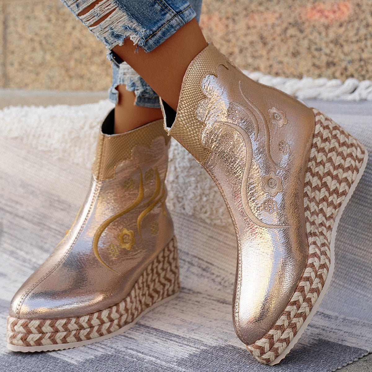 Stivaletti retro invernali e autunnali Valstrend con suola spessa e ricami, stile leisure e wedge robusto, ideali per stagione fredda.