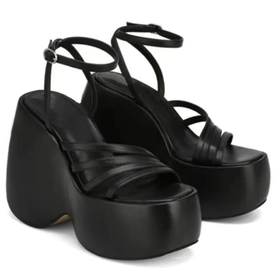 Sandali donna Valstrend con zeppa comoda da esterno, piattaforma elegante e confortevole per passeggiate e occasioni informali.