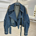 Top donna in stile western di Valstrend, corto e alla moda, con dettagli in tessuto e design elegante.