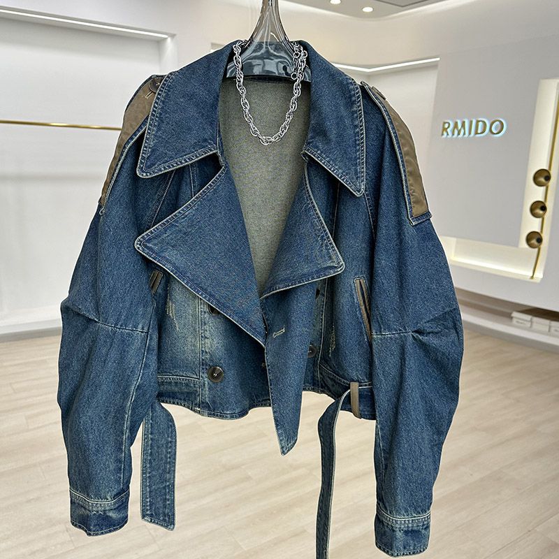 Top donna in stile western di Valstrend, corto e alla moda, con dettagli in tessuto e design elegante.