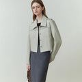 Cappotto corto retrò in pelle sintetica femminile Valstrend, stile vintage, con collo a punta e chiusura con bottoni.