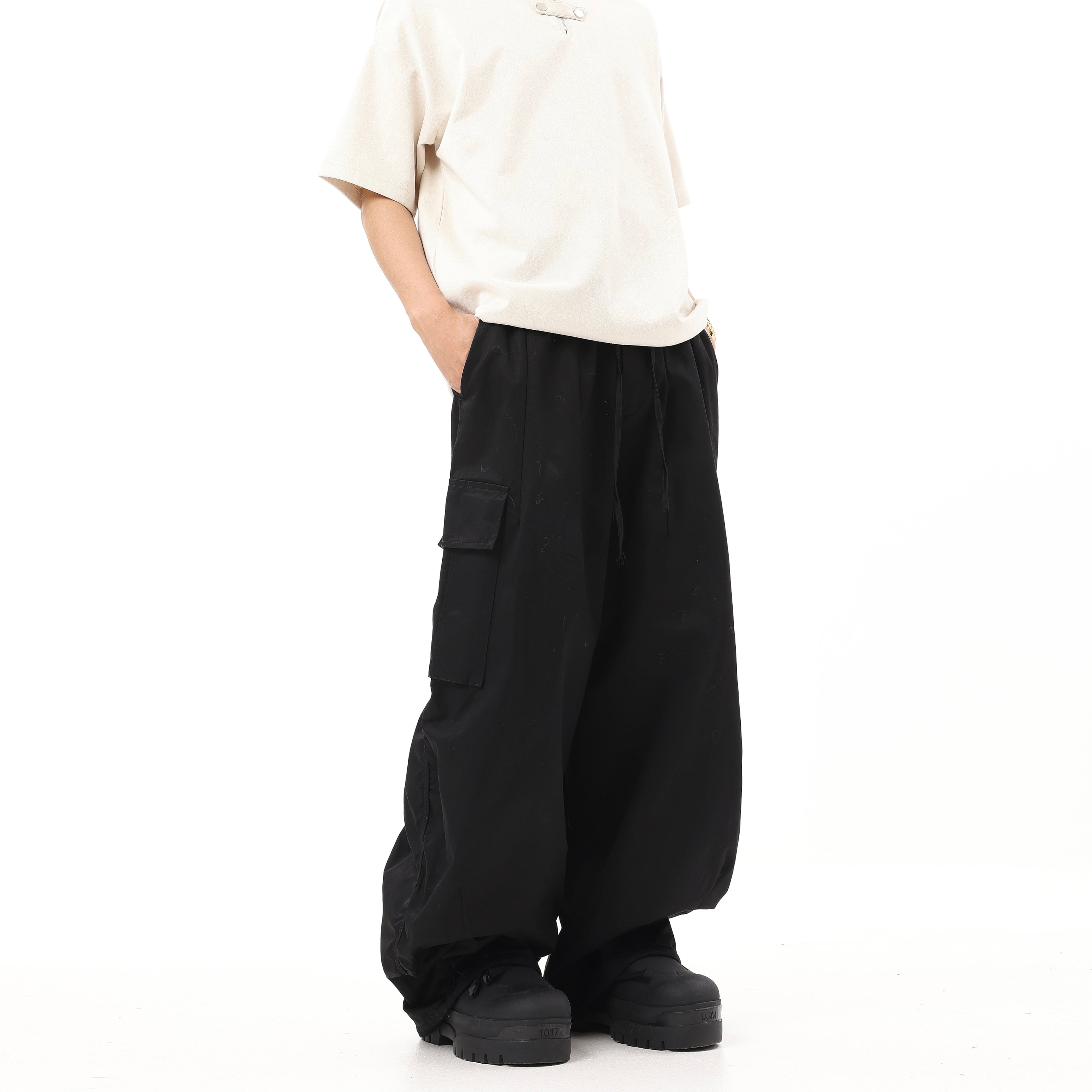 Salopette in stile americano retrò con lacci alle caviglie, pantaloni hip hop color kaki, marca Valstrend shop, vista frontale