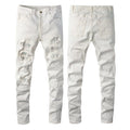 Pantaloni slim fit bianchi con toppa per foro, jeans maschili Valstrend shop, design sobrio e stile moderno.