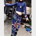Top corto aderente con stampa colorata e vita alta abbinato a pantaloni colorati, stile casual e alla moda di Valstrend shop.