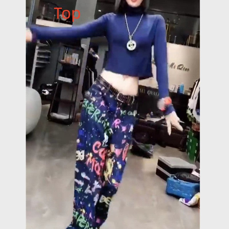 Top corto aderente con stampa colorata e vita alta abbinato a pantaloni colorati, stile casual e alla moda di Valstrend shop.