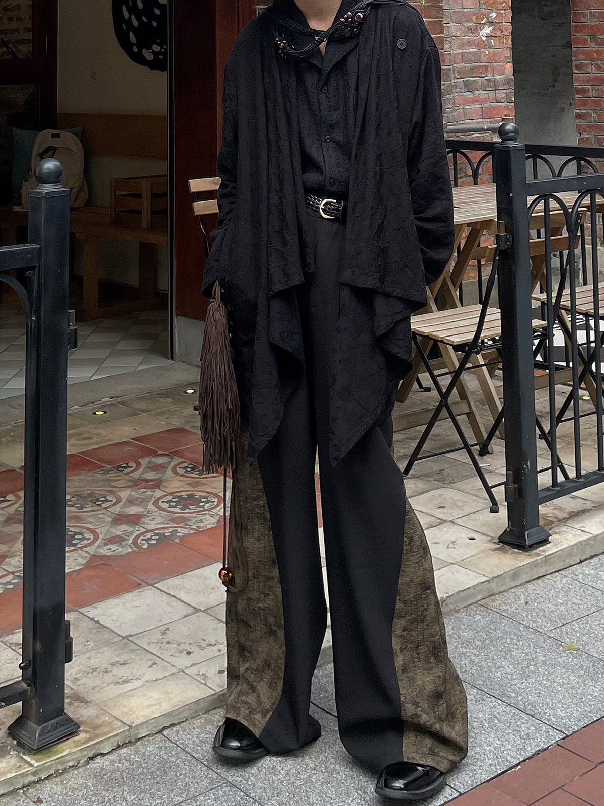 Pantaloni a zampa larga da donna Valstrend con pinces laterali e cuciture decorative, tessuto leggero e stile elegante.