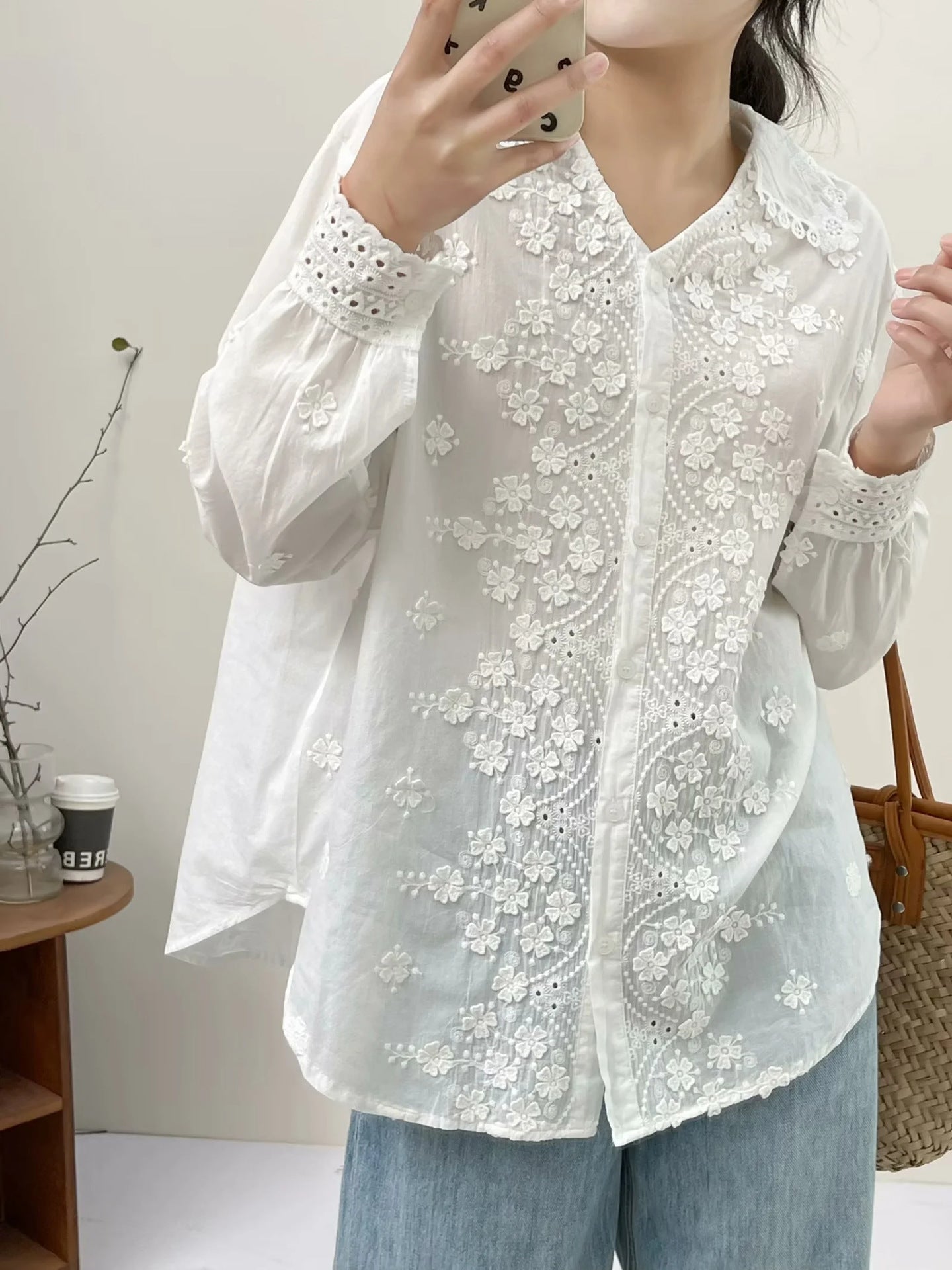 Camicia da donna Valstrend con fiori ricamati 3D, maniche lunghe, a doppio petto e revers elegante, dettagli floreali.