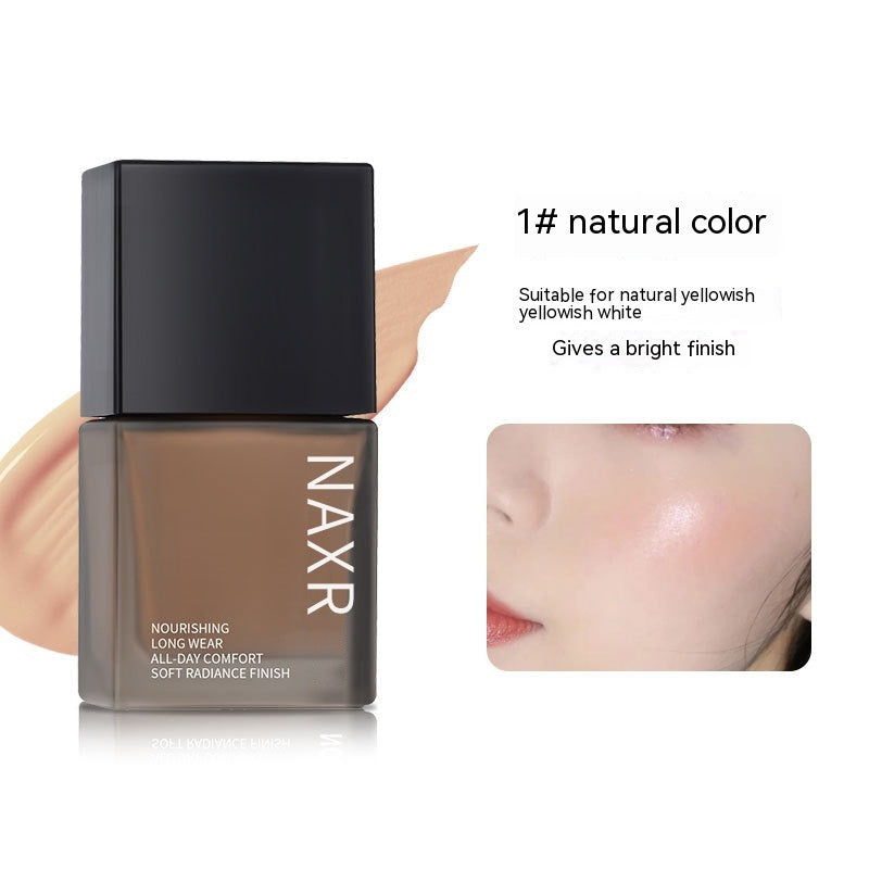 Fondotinta illuminante e coprente Valstrend con texture idratante, visibile in confezione compatta per cura della pelle e maquillage.